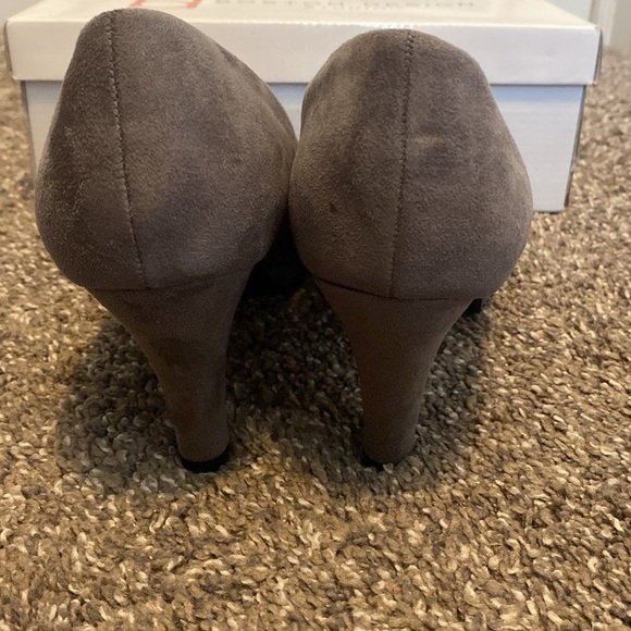 Boston Design Studio Women’s Smoke Grey Pumps 1/2” Platform 3” Heel Sz 8.5 NIB - Picture 4 of 5
